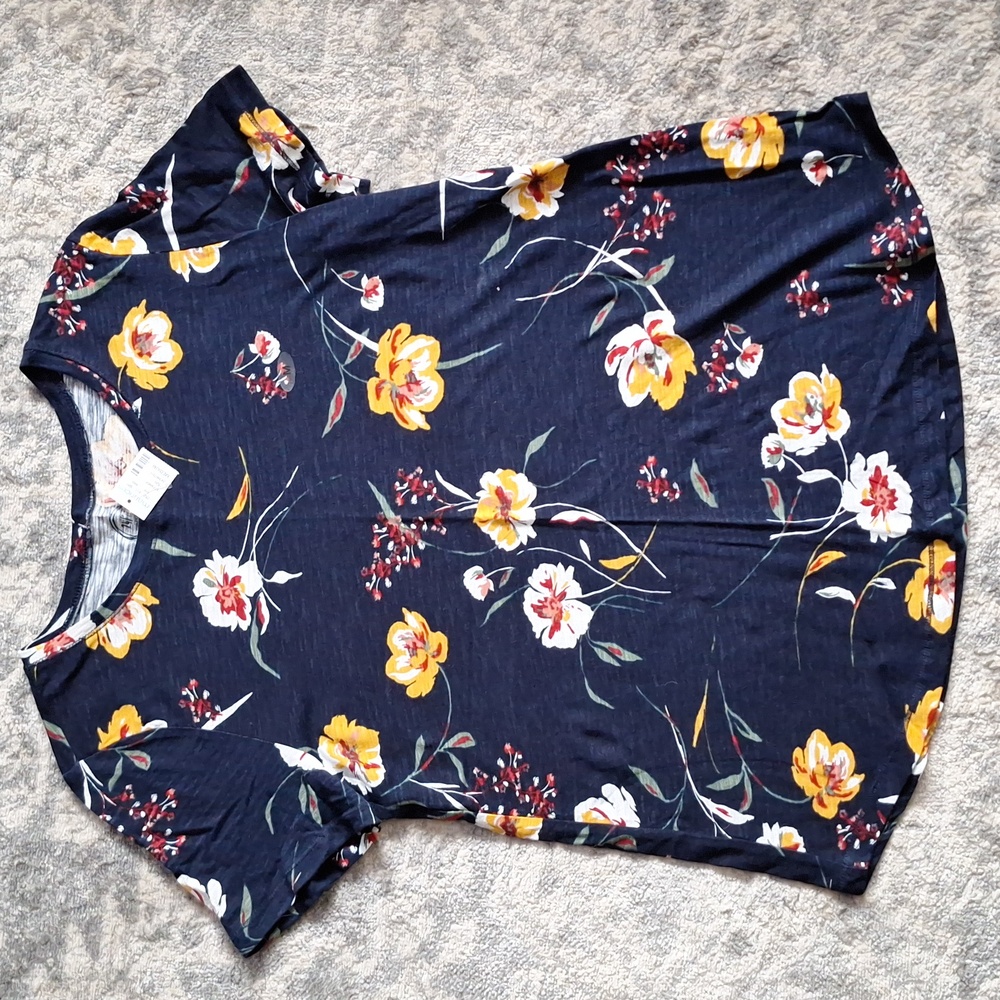 NWT. Maurices short sleeve top sz M